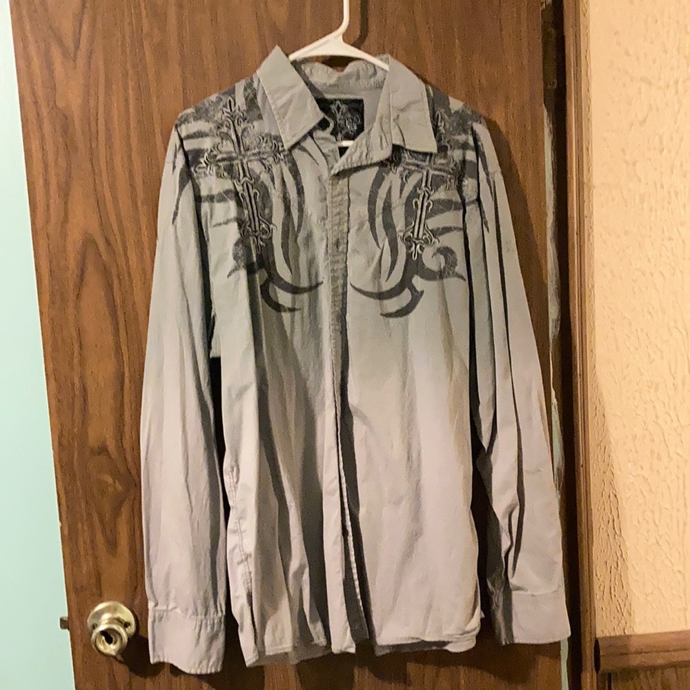 Long sleeved men’s Roar button shirt